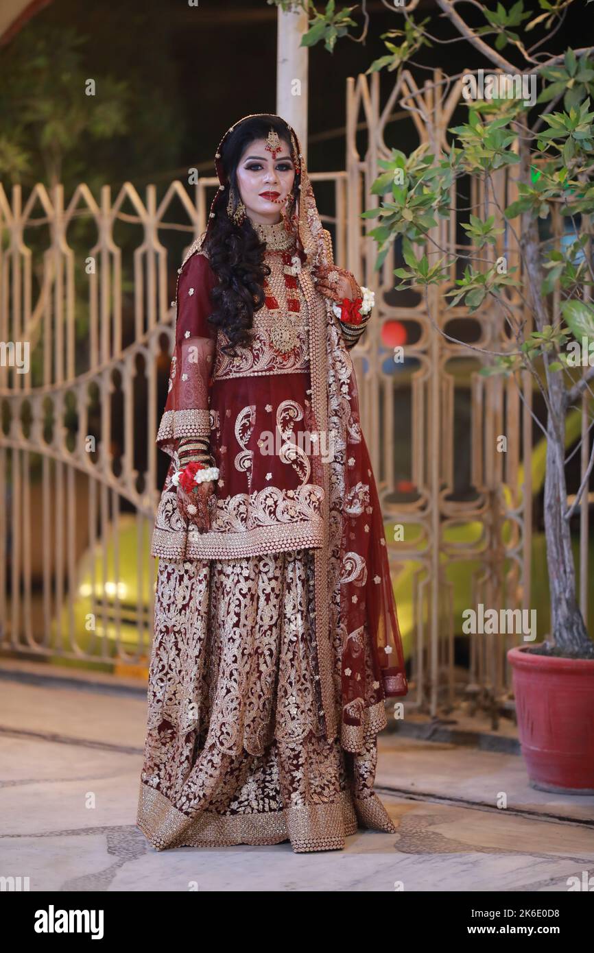 Sposa alla cerimonia di Baraat e Rukhsatee a Karachi, moderno matrimonio pakistano con un tocco tradizionale Foto Stock