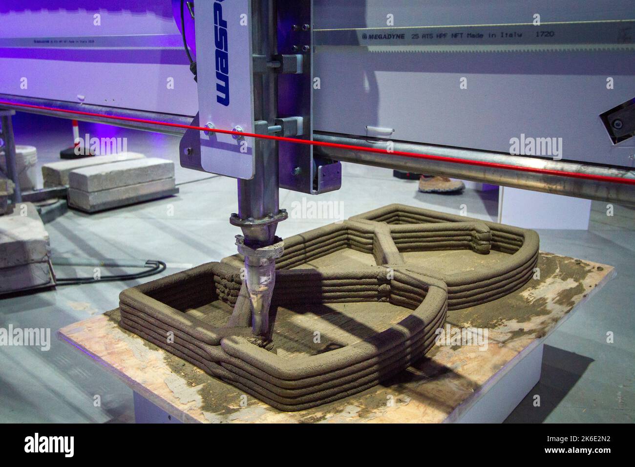 Torino, Italia. 30th settembre 2022. Una stampante 3D architettonica Crane WASP è in mostra durante la settimana della tecnologia Italiana 2022. Foto Stock