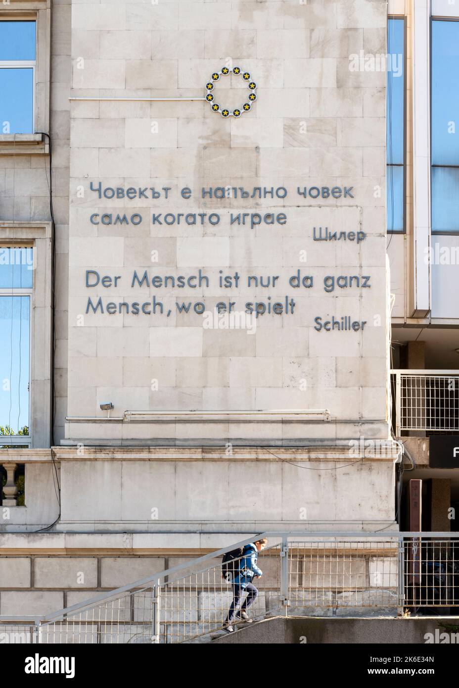 Progetto d'arte "Unity in Diversity" sulla parete dello stadio nazionale e parole di Schiller che presenta la Germania a Sofia, Bulgaria, UE Foto Stock