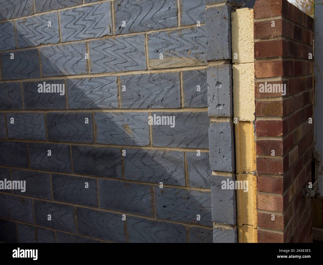 Costruzione di una parete con isolamento tra il blocco interno e il mattone esterno su una nuova estensione della casa Foto Stock