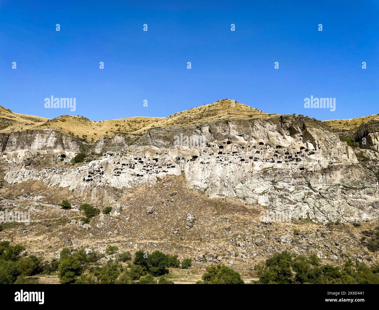 Vardzia città grotta e monastero nel Monte Erusheti, Georgia. Vardzia è un antico monastero scavato nelle grotte della Georgia meridionale Foto Stock