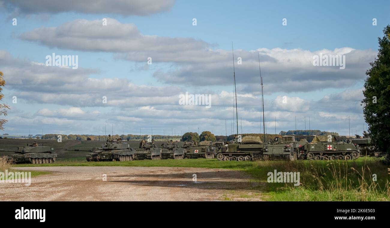 Esercito britannico Challenger II 2 FV4034 carri armati battaglia con Bulldog FV432 APC in campagna aperta su un esercizio militare Wiltshire UK Foto Stock