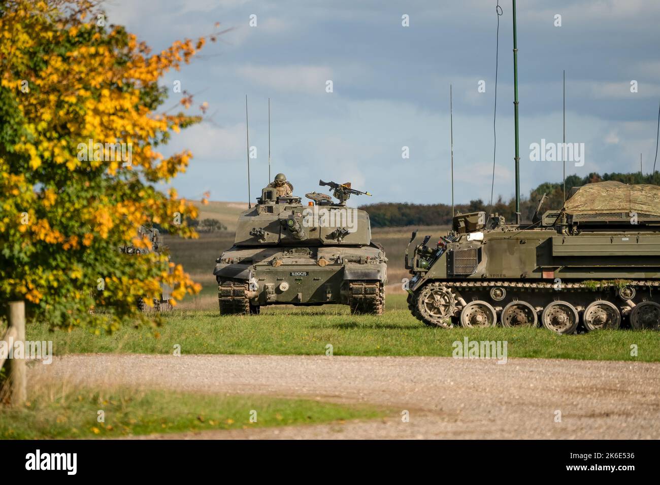 Esercito britannico Challenger II 2 FV4034 carri armati battaglia con Bulldog FV432 APC in campagna aperta su un esercizio militare Wiltshire UK Foto Stock