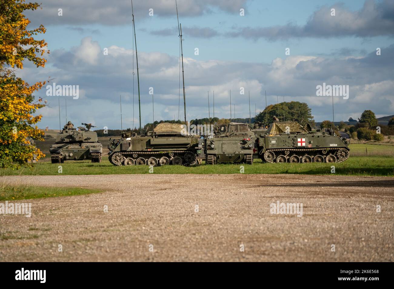 Esercito britannico Challenger II 2 FV4034 carri armati battaglia con Bulldog FV432 APC in campagna aperta su un esercizio militare Wiltshire UK Foto Stock