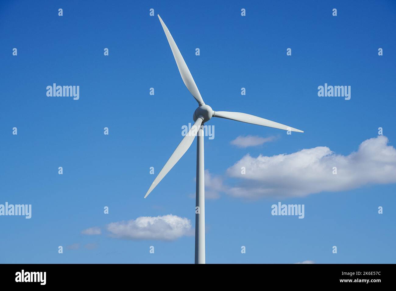 Pale della turbina eolica su sfondo blu cielo Foto Stock