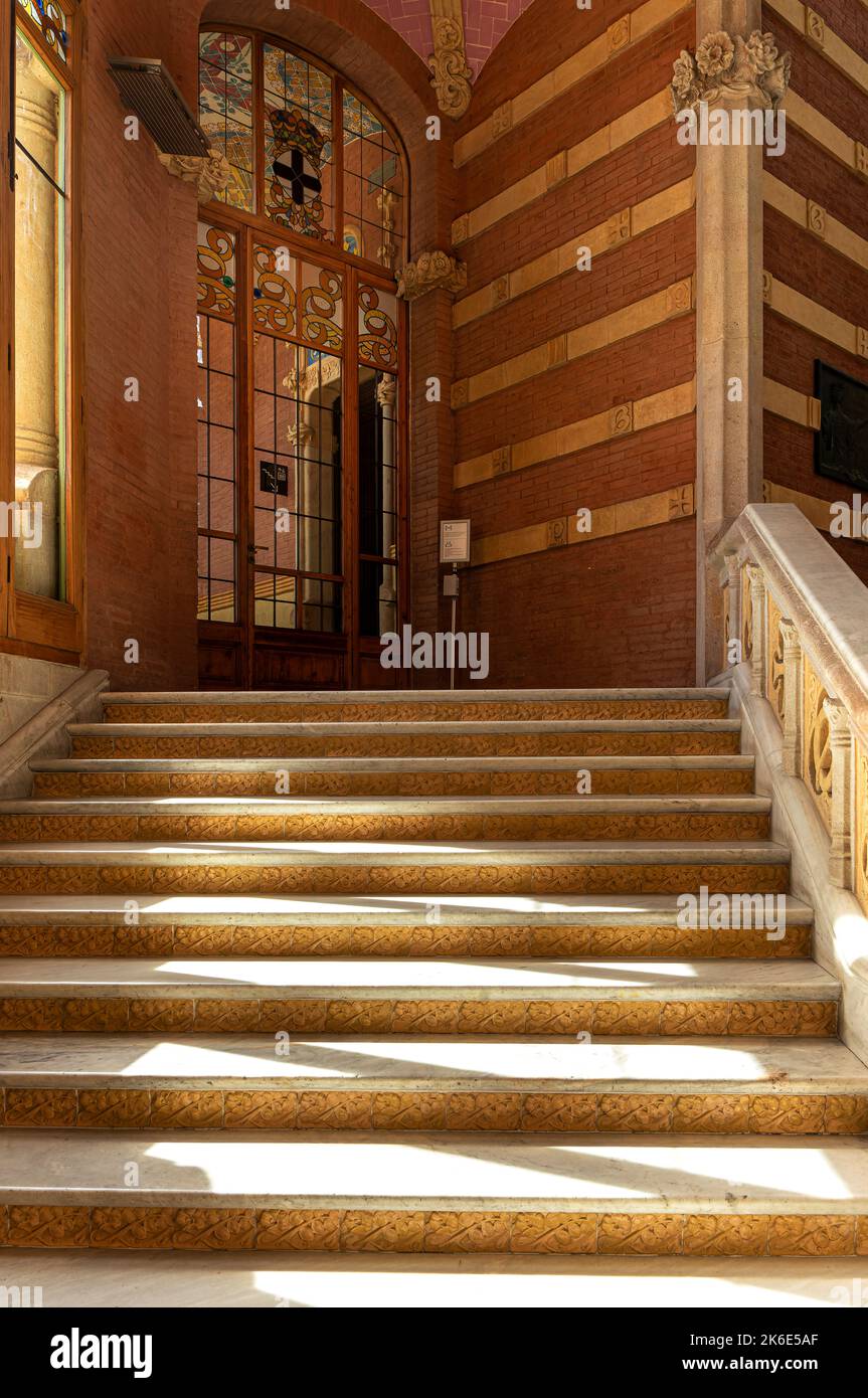Vista interna della hall e dei corridoi dell'edificio principale dell'ospedale De la Santa Creu i Sant Pau dell'architetto Lluís Domènech i Montaner, Barcellona, CA Foto Stock