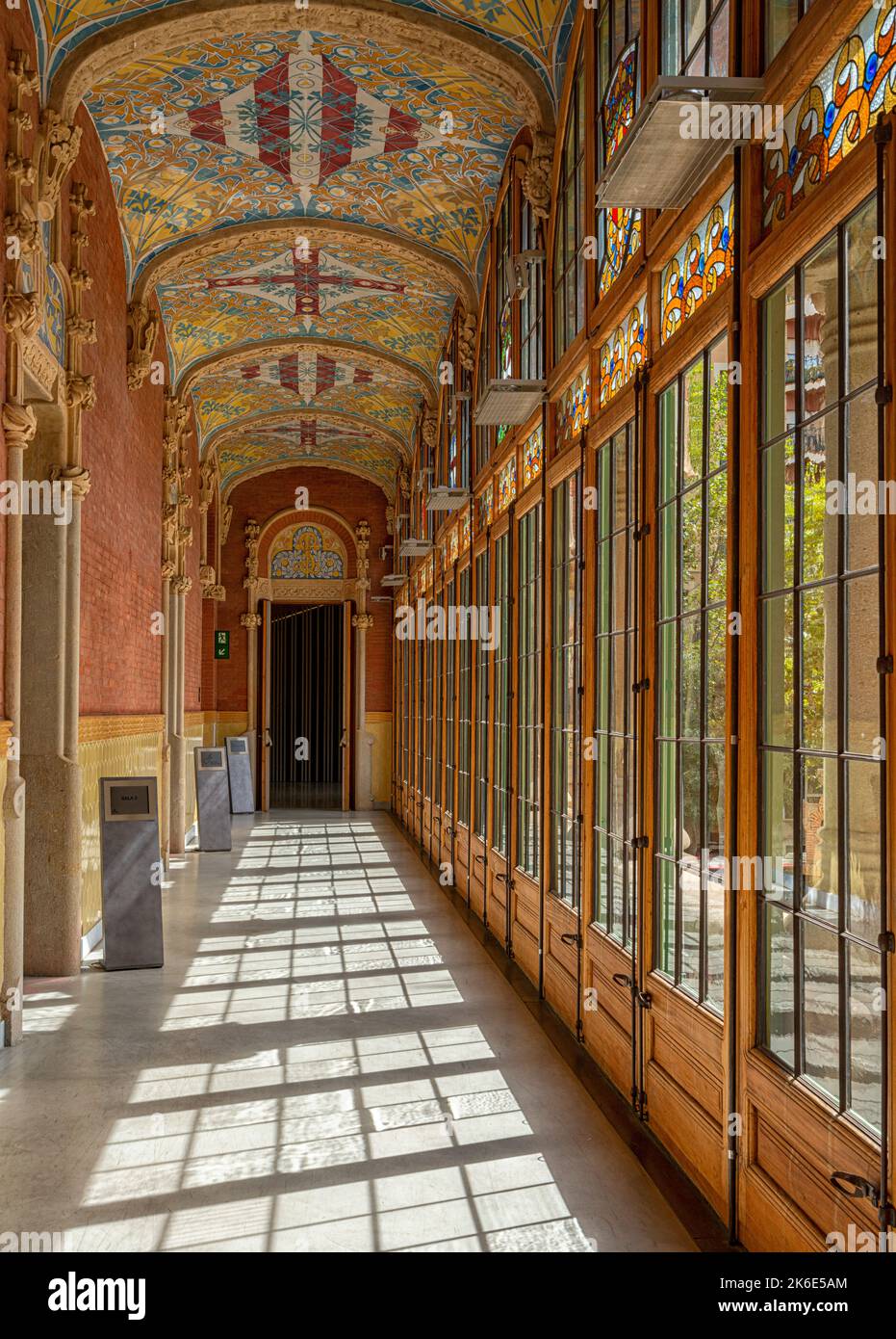 Vista interna della hall e dei corridoi dell'edificio principale dell'ospedale De la Santa Creu i Sant Pau dell'architetto Lluís Domènech i Montaner, Barcellona, CA Foto Stock