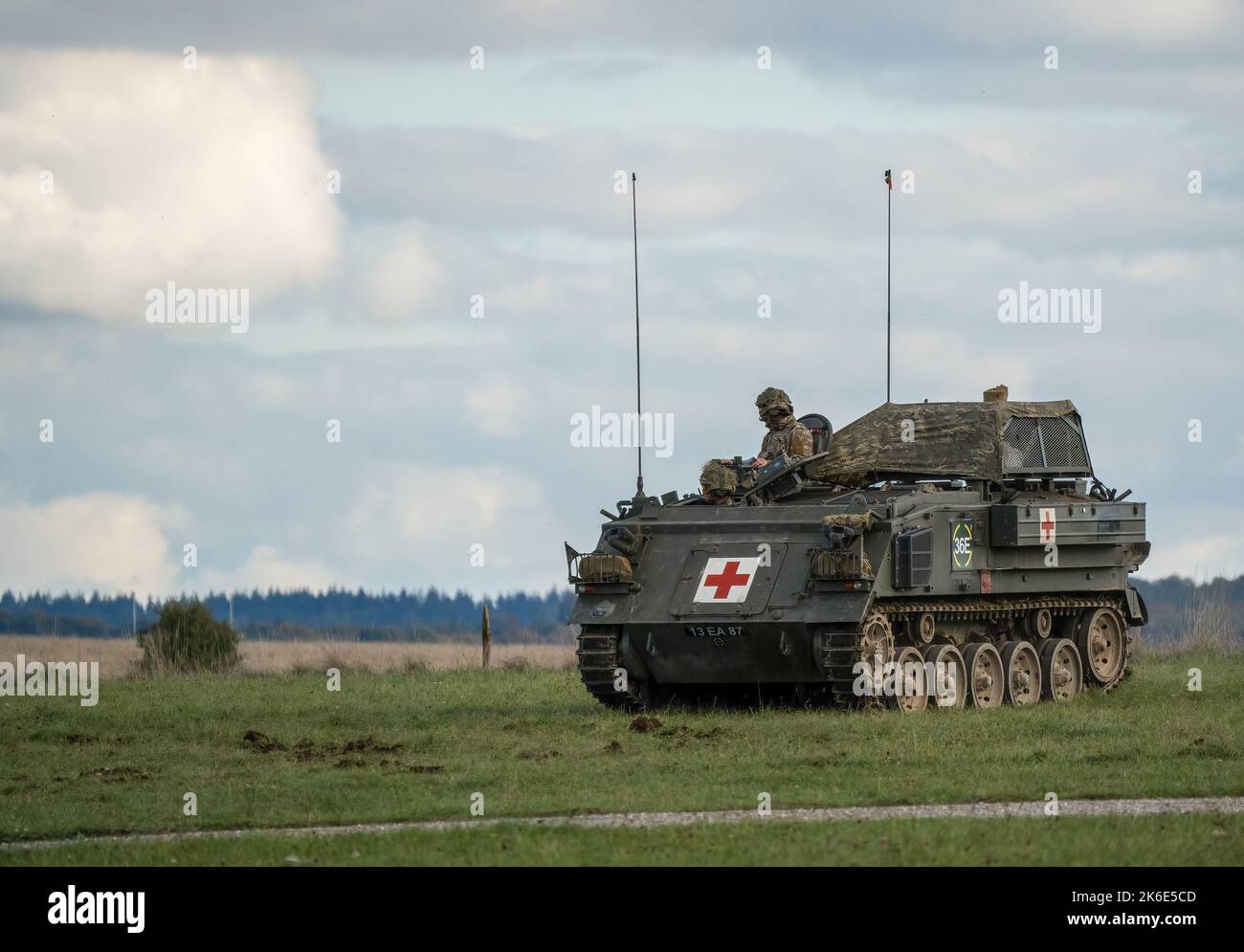 Esercito britannico FV432 Bulldog ambulanza medica corazzato portatore di personale su un esercizio militare Wiltshire UK Foto Stock