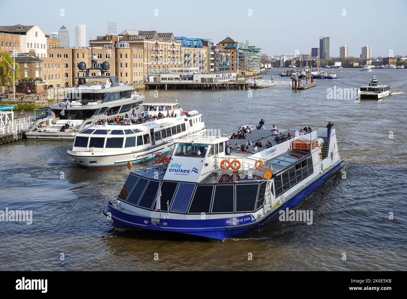 Barche di crociera sul Fiume Tamigi, Londra England Regno Unito Regno Unito Foto Stock
