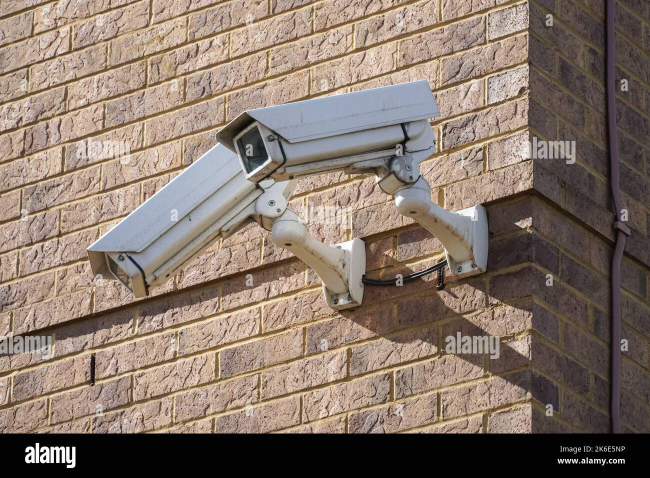 Telecamere di sicurezza CCTV montate su una parete di un edificio, Londra Inghilterra Regno Unito Regno Unito Foto Stock
