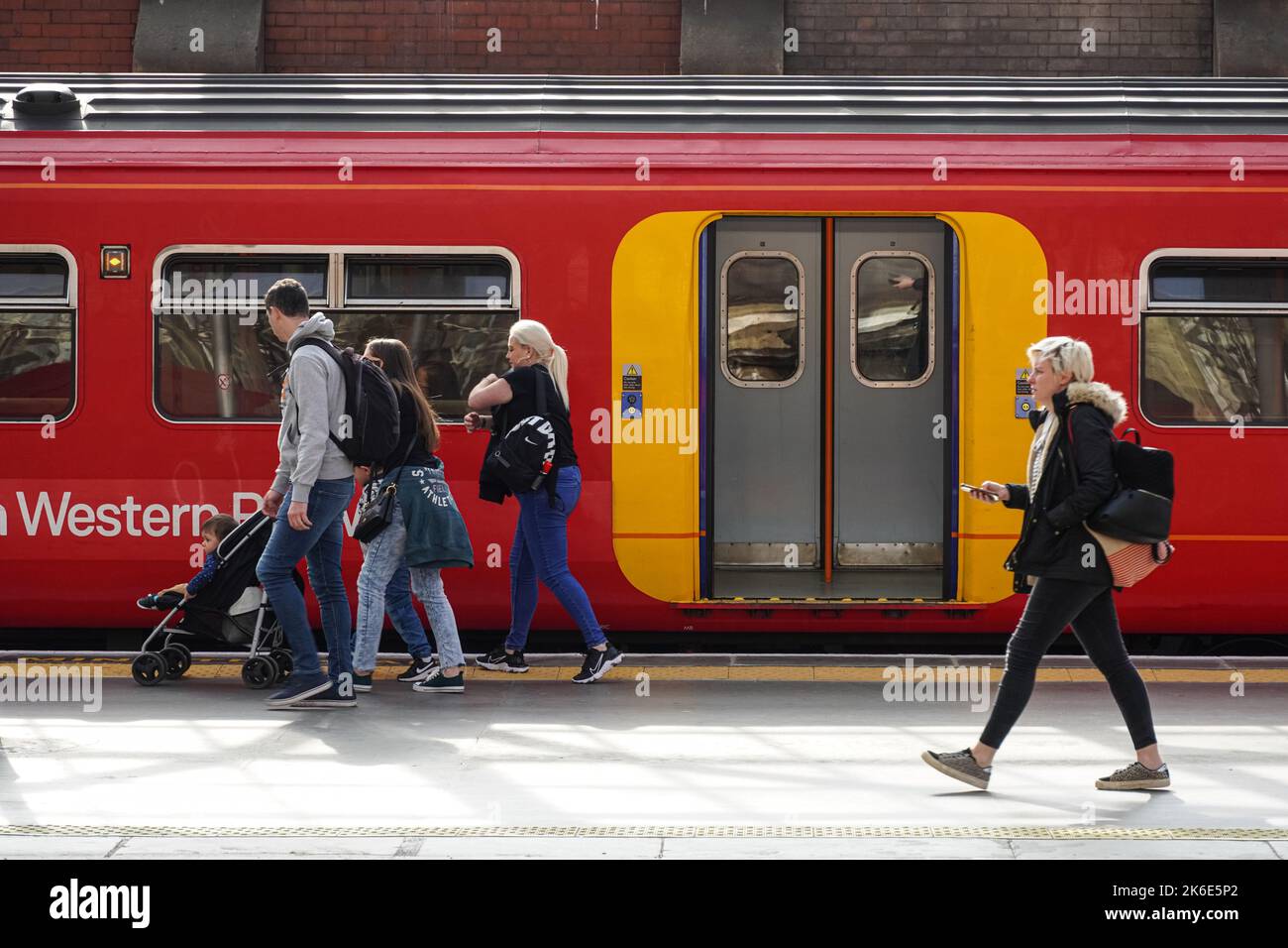 I passeggeri che partono dal treno della South Western Railway alla stazione di London Waterloo, Inghilterra, Regno Unito, Regno Unito Foto Stock