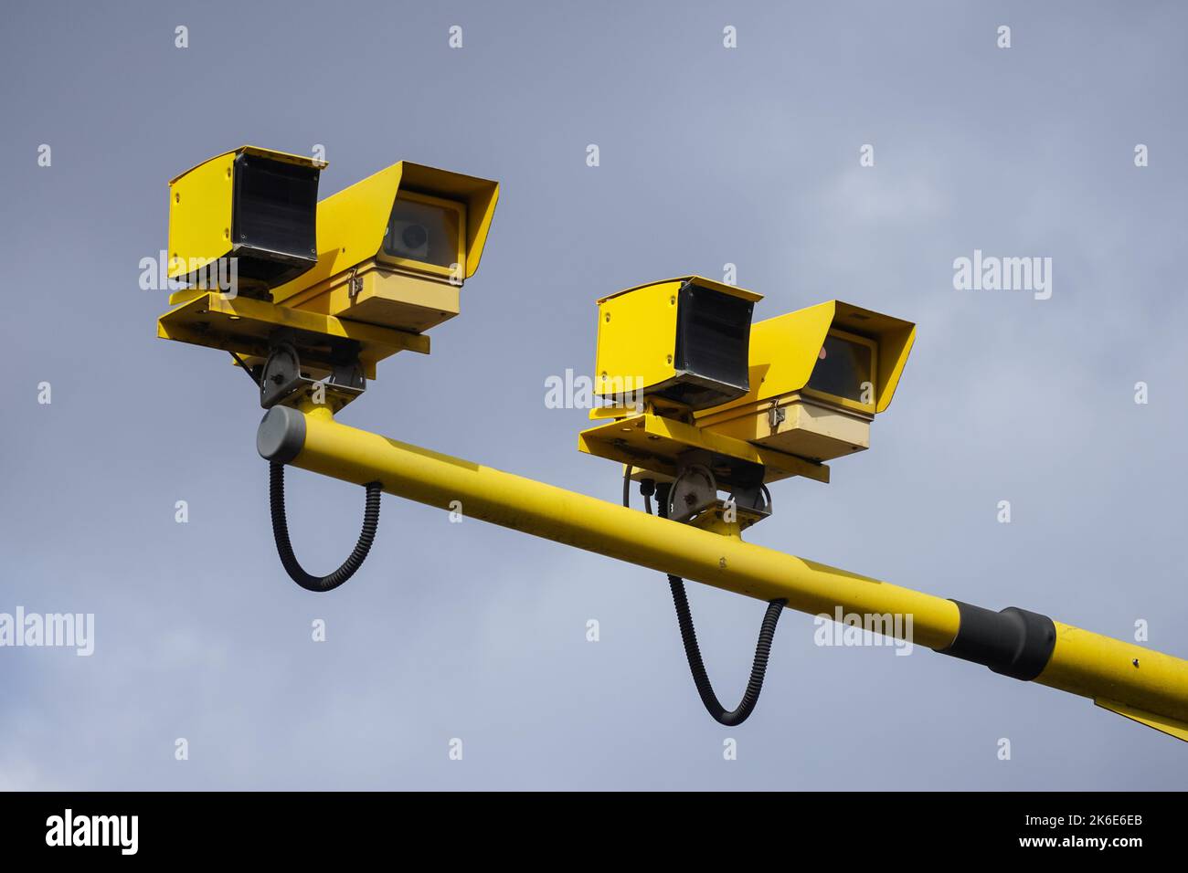 Telecamere di controllo della velocità del traffico gialle su strada Foto Stock