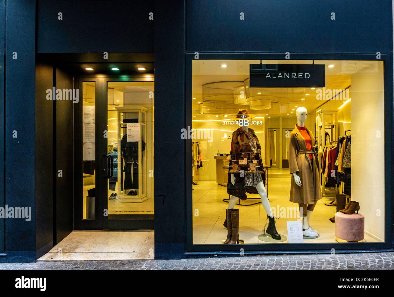 Un negozio di abbigliamento femminile Alan Red in Via Roma, Lecco, Italia. Foto Stock