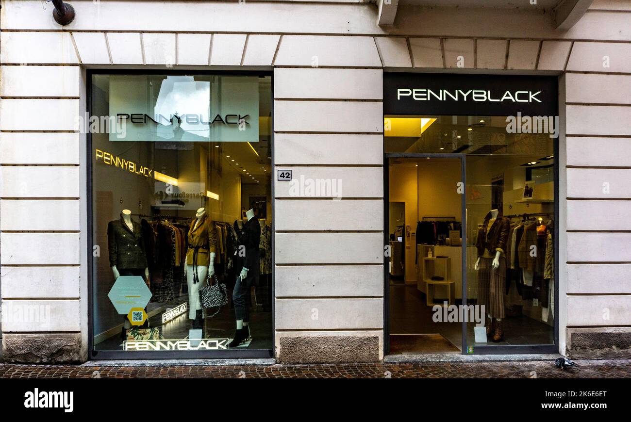 Un negozio di abbigliamento Penny Black Womens in Via Roma, Lecco, Italia. Foto Stock
