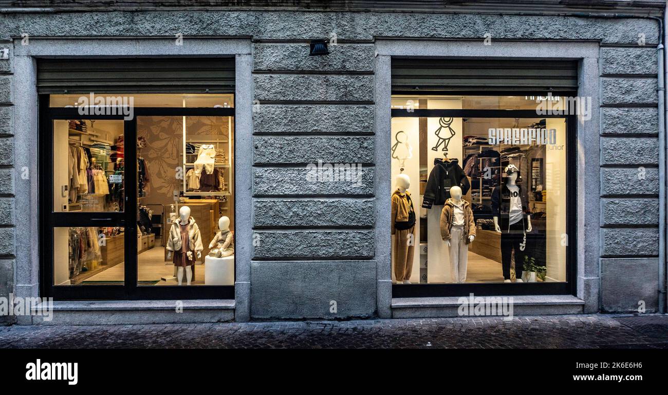 Spreafico Junior, un negozio di abbigliamento per bambini e neonati in Via Roma, Lecco, Italia. Foto Stock