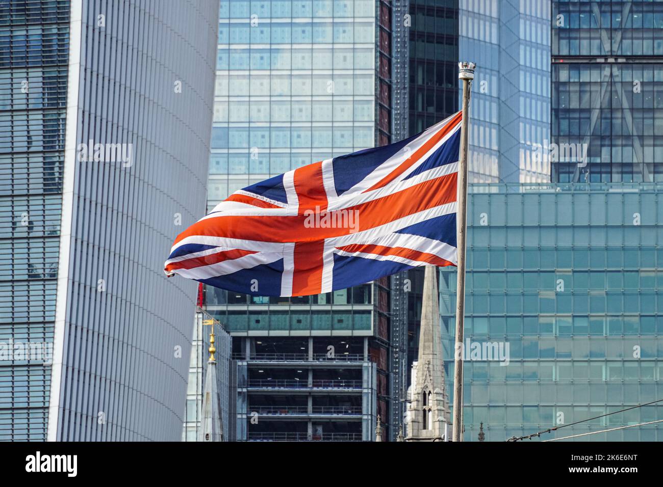 Bandiera Union Jack di fronte ai grattacieli City of London, Londra Inghilterra Regno Unito Regno Unito Foto Stock
