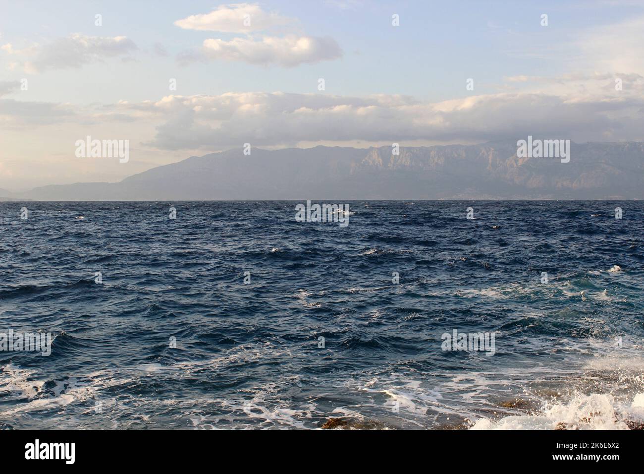 Mare ondulato visto dalla costa dell'isola. Foto Stock