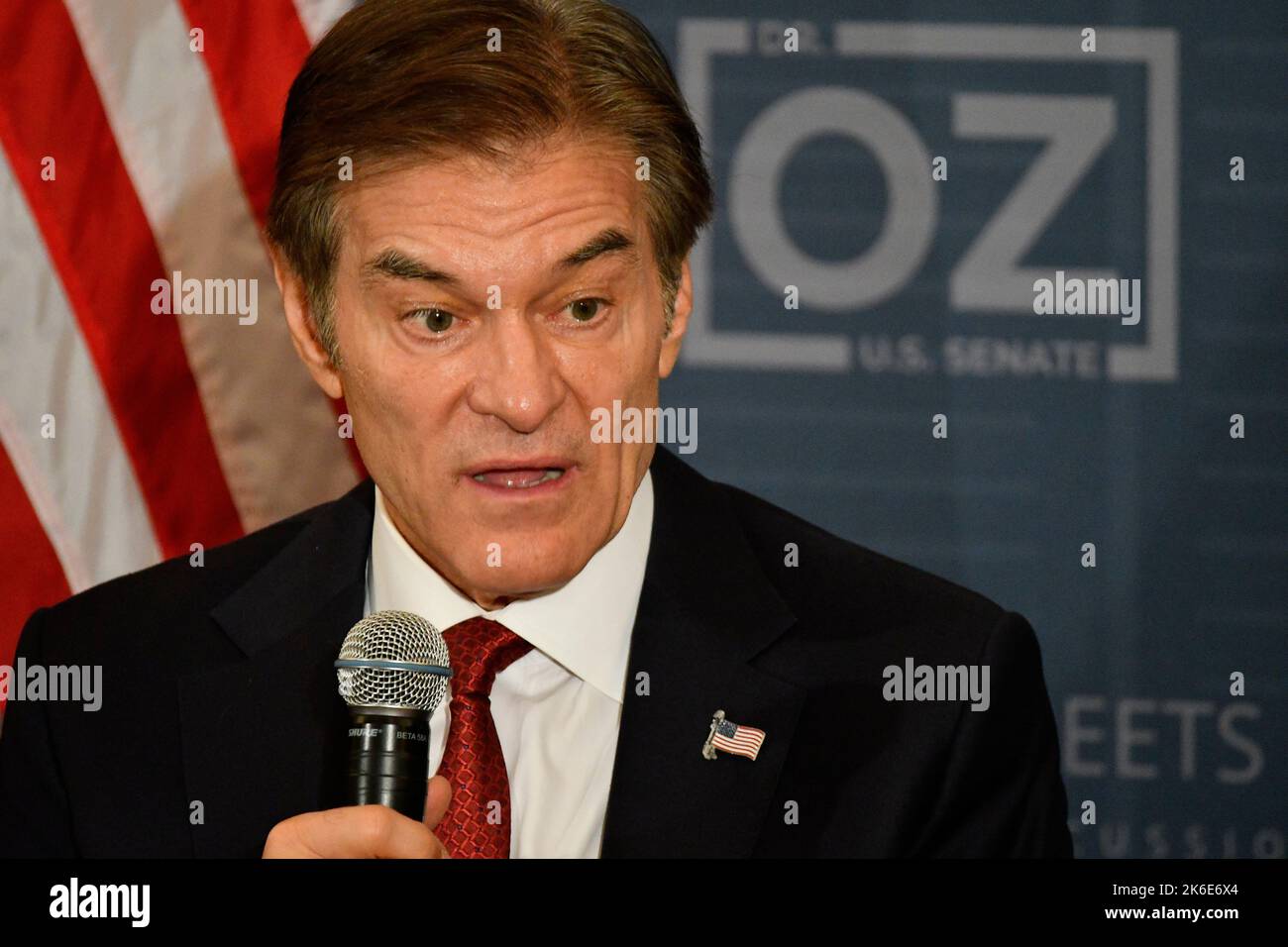 Philadelphia, Stati Uniti. 13th Ott 2022. Candidato repubblicano per il senatore americano Dr. Mehmet Oz ospita una discussione più sicura strade comunità a Filadelfia Sud, PA, USA il 13 ottobre 2022. Credit: OOGImages/Alamy Live News Foto Stock