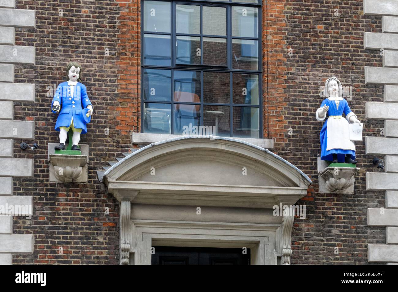 Statue di Bluecoats su ex Blewcoat School, ora Wren House a Hatton Garden, Londra Inghilterra Regno Unito Regno Unito Foto Stock