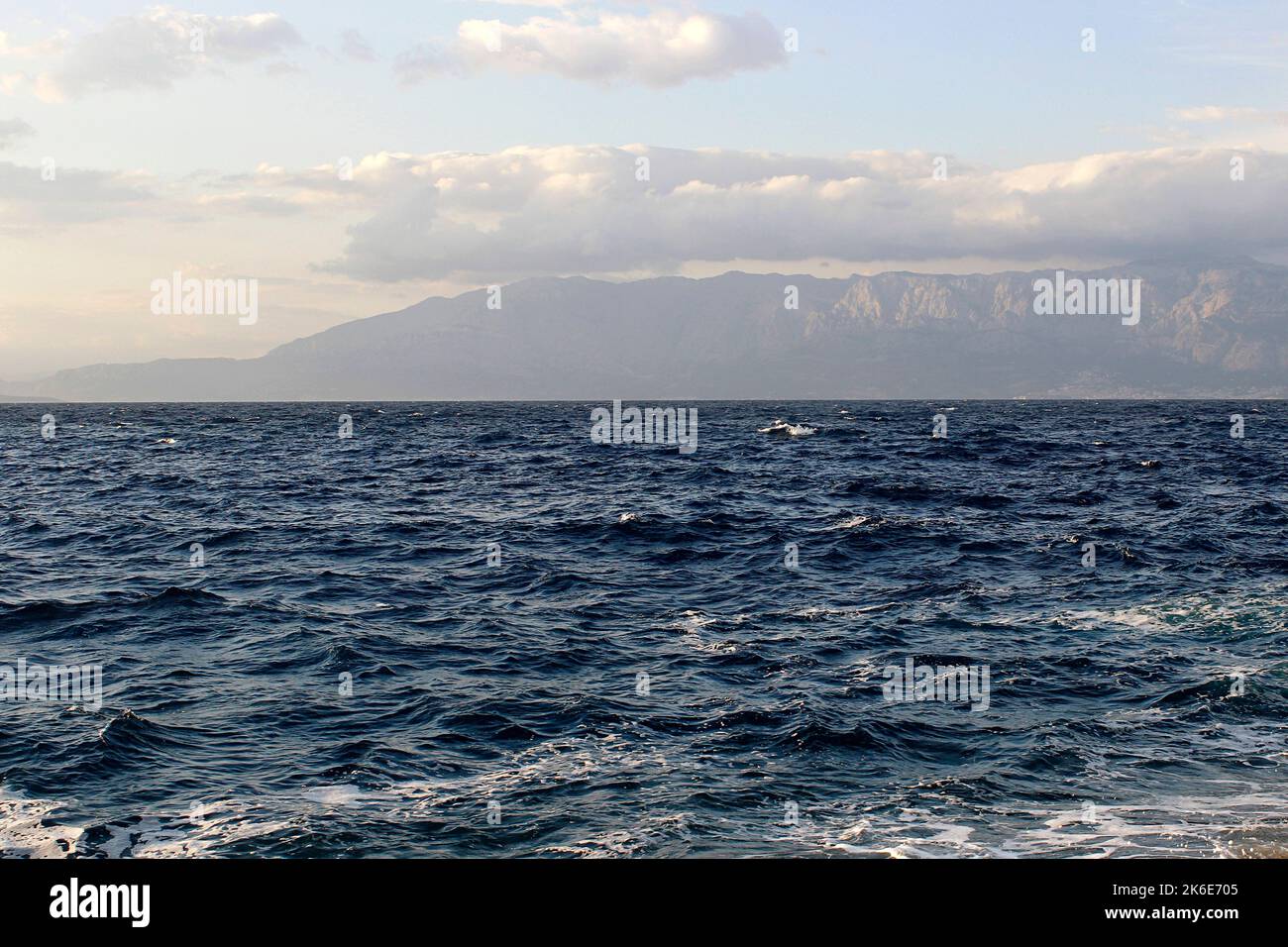 Mare ondulato visto dalla costa dell'isola. Foto Stock