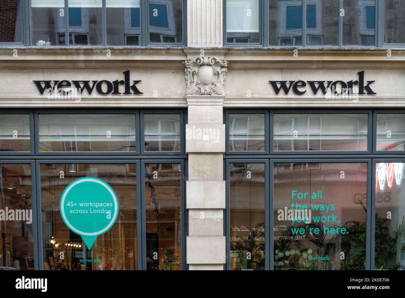 Un cartello fuori dagli uffici WeWork a Londra Inghilterra Regno Unito Regno Unito Foto Stock