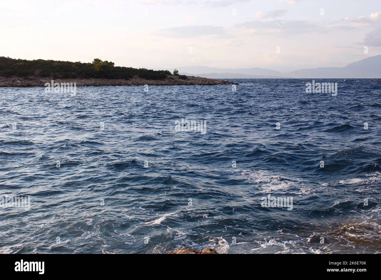 Mare ondulato visto dalla costa dell'isola. Foto Stock