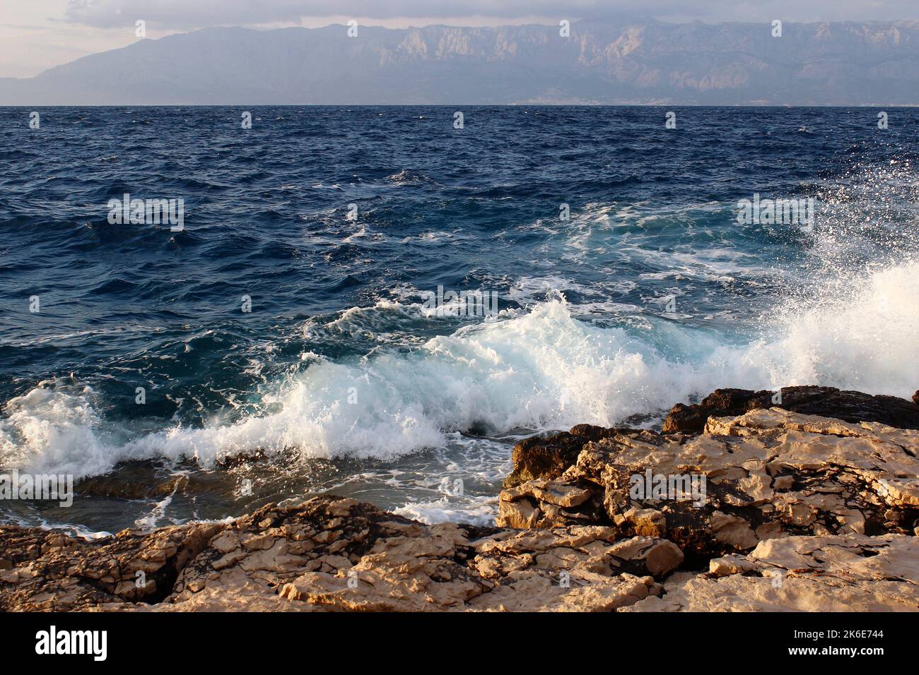 Costa rocciosa colpita dalle onde del mare Foto Stock