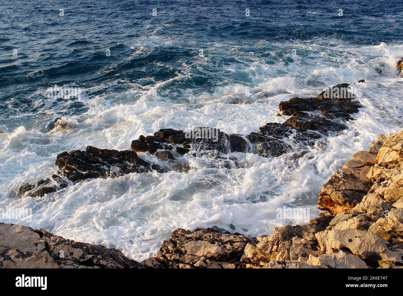 Costa rocciosa colpita dalle onde del mare Foto Stock