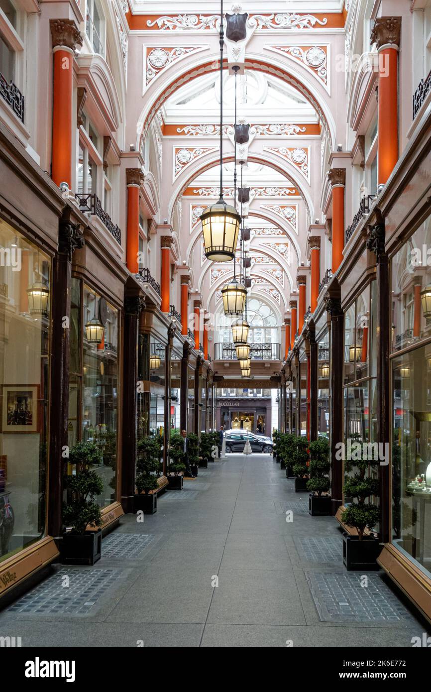 The Royal Arcade, galleria di negozi a Londra Inghilterra Regno Unito Regno Unito Foto Stock