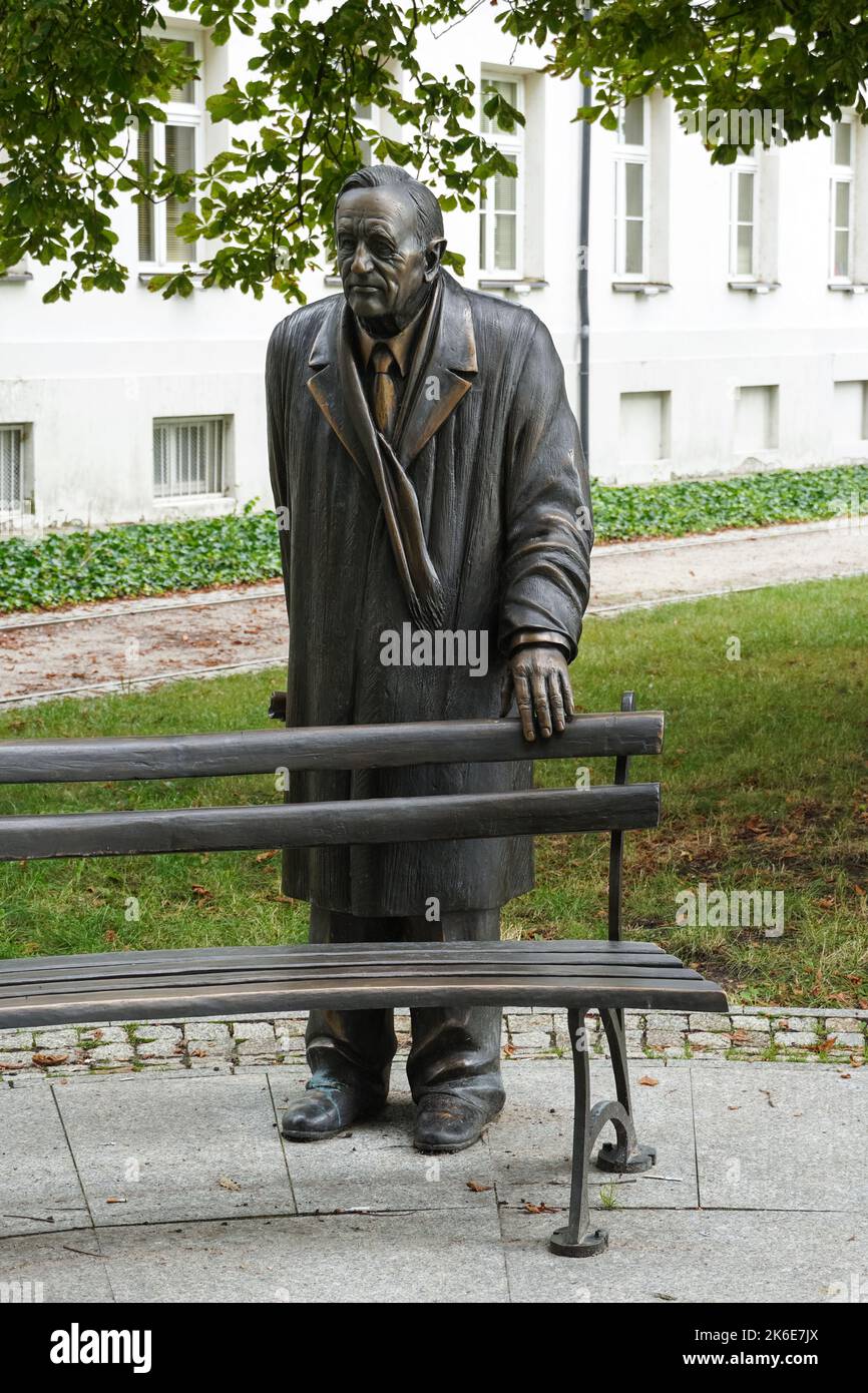 Statua in bronzo di Tadeusz Mazowiecki in Plock Polonia Foto Stock