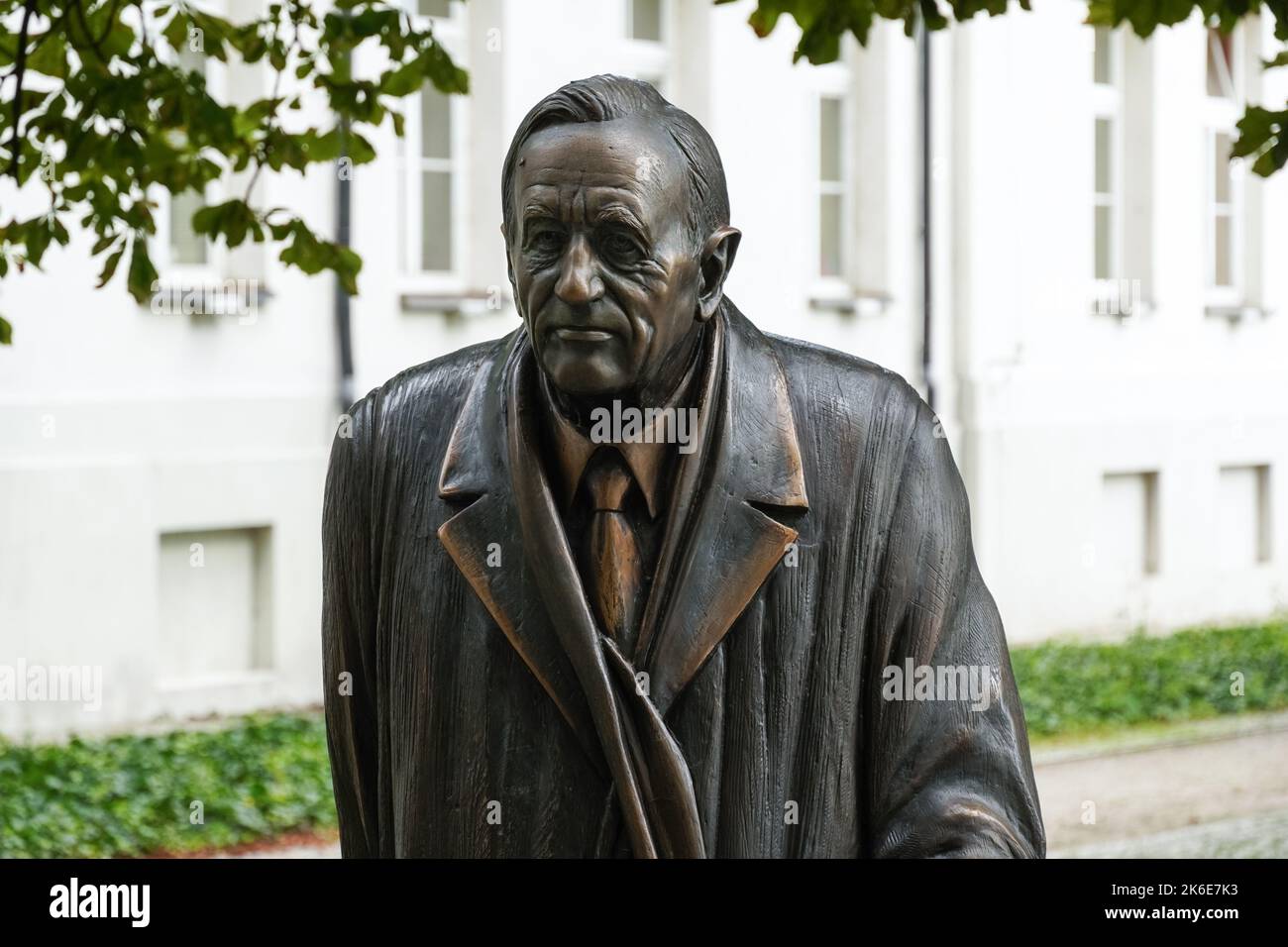 Statua in bronzo di Tadeusz Mazowiecki in Plock Polonia Foto Stock