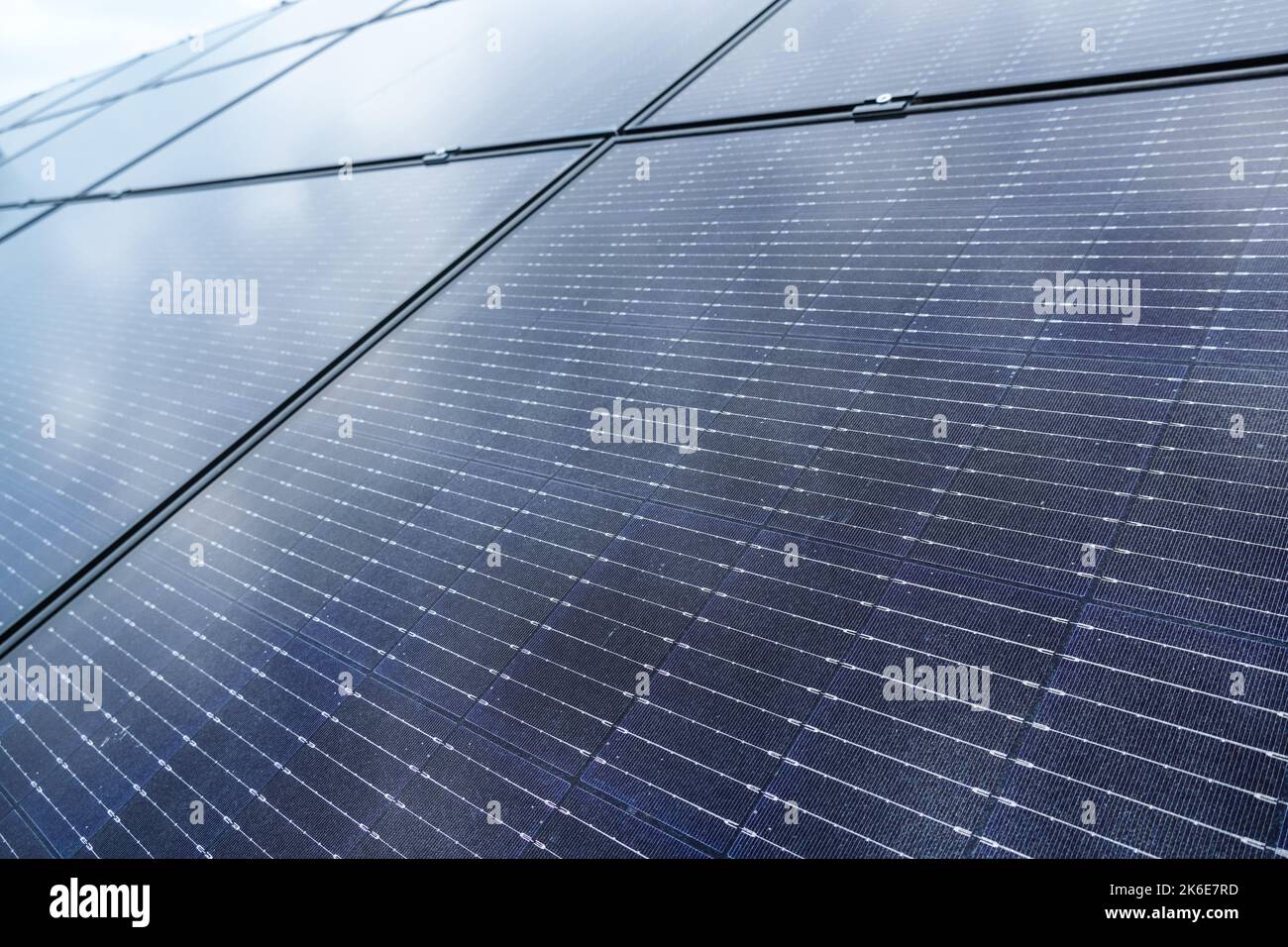 Primo piano dei pannelli solari alla luce del giorno Foto Stock
