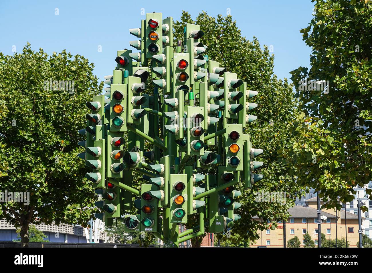 Traffic Light Tree scultura di Pierre Vivant a Canary Wharf, Londra Inghilterra Regno Unito Foto Stock