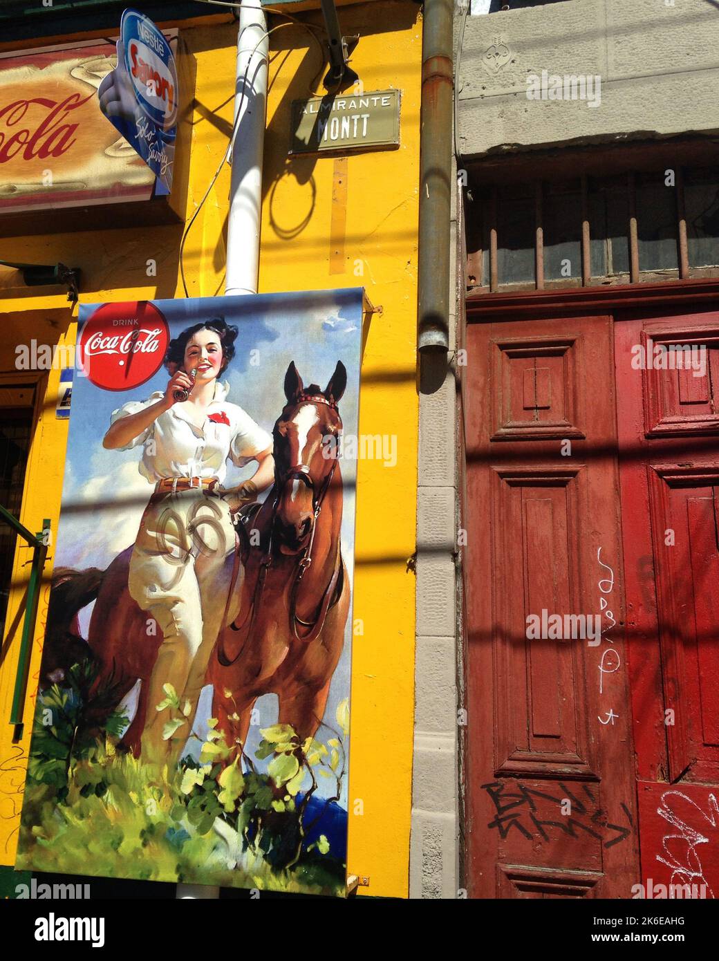 Vintage Coca Cola segno su un muro a Valparaiso, Cile Foto Stock