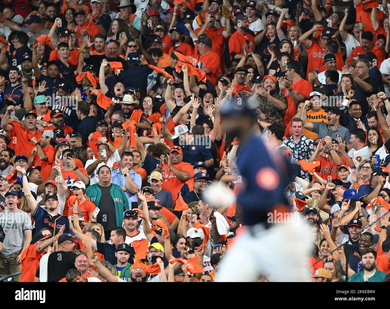 Houston, Stati Uniti. 13th Ott 2022. I fan degli Houston Astros salutano dopo che Yordan Alvarez ha fatto una corsa a due a casa nella sesta edizione per dare agli Astros un vantaggio di 3-2 metri sui Seattle Mariners nel gioco due della loro American League Division Series al Minute Maid Park di Houston giovedì 13 ottobre 2022. Foto di Maria Lysaker/UPI. Credit: UPI/Alamy Live News Foto Stock