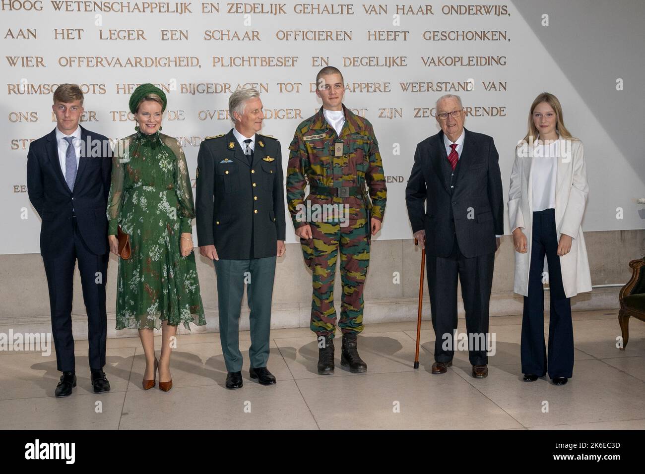 Il principe Emmanuel, la regina Mathilde del Belgio, il re Filippo - Filip del Belgio, il principe Gabriel, il re Alberto II del Belgio e la principessa Eleonore pose per il fotografo durante la cerimonia di apertura dell'anno accademico 2022-2023 della Royal Military School (KMS), a Bruxelles, giovedì 13 ottobre 2022. I nuovi studenti, tra cui il Principe Gabriele, fanno la loro solenne entrata e il Re consegna anche il degen del Re al Vice-tenente Jasper Mathys. BELGA FOTO HATIM KAGHAT Foto Stock