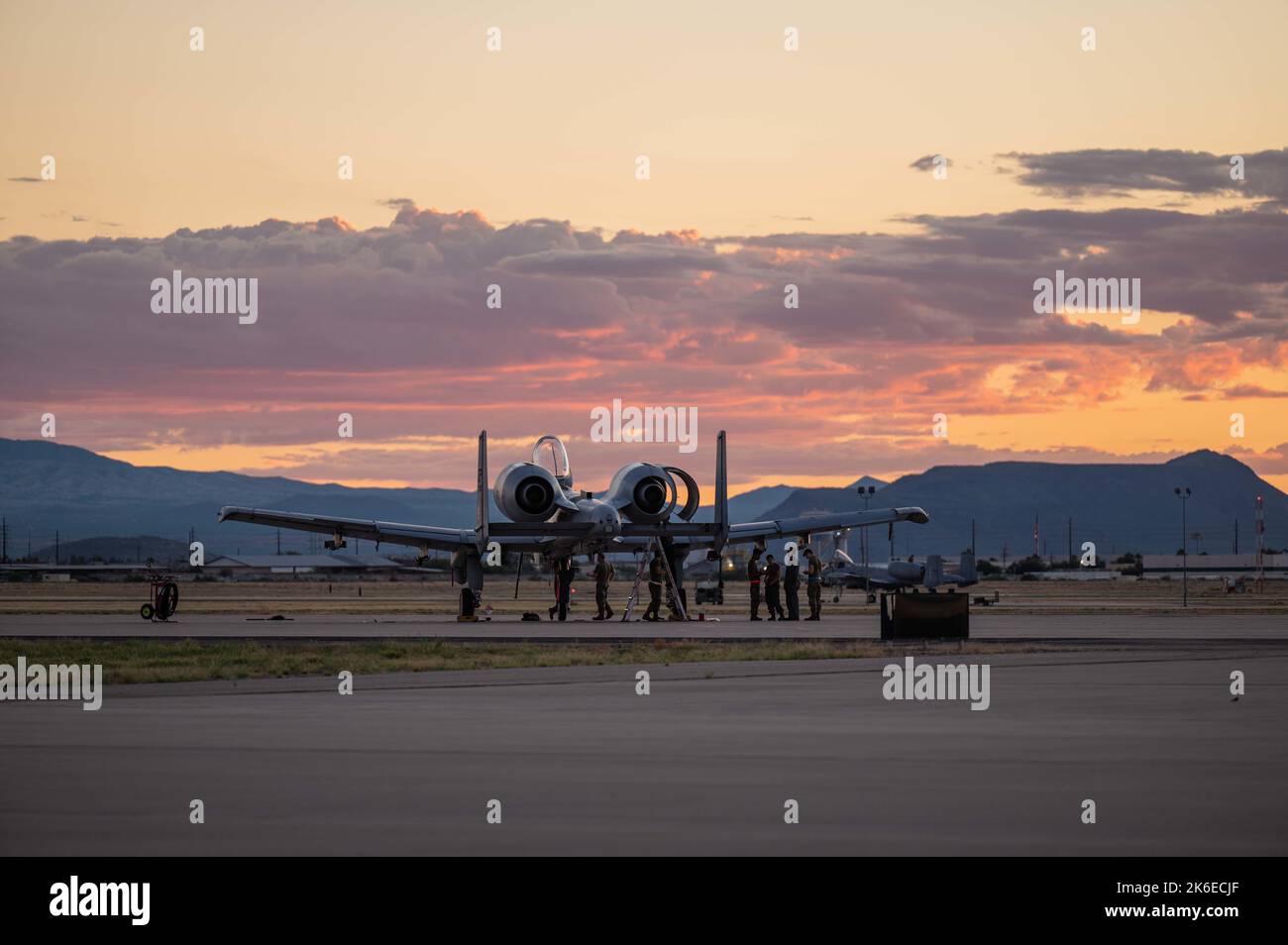 Un comando della riserva dell'aeronautica degli Stati Uniti A-10 Thunderbolt II, assegnato al 924th Fighter Group, siede sulla linea di volo alla base dell'aeronautica militare Davis-Monthan, Arizona, 11 ottobre 2022. Il 924th FG è l'unico gruppo di combattimento associato attivo e classico nell'inventario di Air Force Reserve Command e si integra funzionalmente con il 355th Operations Group e il 355th Maintenance Group per condurre una formazione pilota A-10. (STATI UNITI Air Force foto di Senior Airman Kaitlyn Ergish) Foto Stock