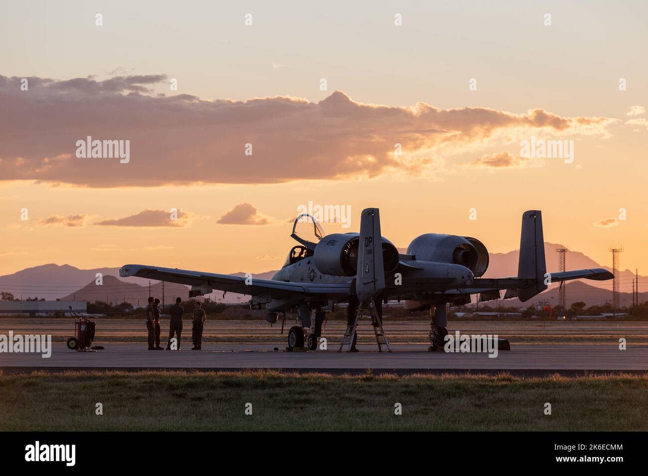 Un comando della riserva dell'aeronautica degli Stati Uniti A-10 Thunderbolt II, assegnato al 924th Fighter Group, siede sulla linea di volo alla base dell'aeronautica militare Davis-Monthan, Arizona, 11 ottobre 2022. Il 924th FG è l'unico gruppo di combattimento associato attivo e classico nell'inventario di Air Force Reserve Command e si integra funzionalmente con il 355th Operations Group e il 355th Maintenance Group per condurre una formazione pilota A-10. (STATI UNITI Air Force foto di Senior Airman Kaitlyn Ergish) Foto Stock