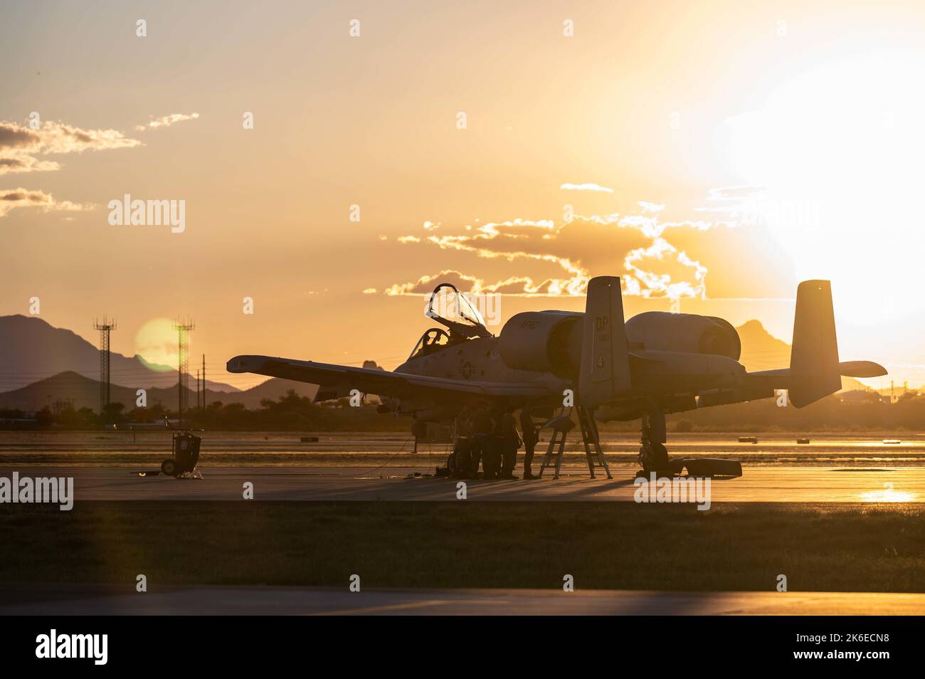 Un comando della riserva dell'aeronautica degli Stati Uniti A-10 Thunderbolt II, assegnato al 924th Fighter Group, siede sulla linea di volo alla base dell'aeronautica militare Davis-Monthan, Arizona, 11 ottobre 2022. Il 924th FG è l'unico gruppo di combattimento associato attivo e classico nell'inventario di Air Force Reserve Command e si integra funzionalmente con il 355th Operations Group e il 355th Maintenance Group per condurre una formazione pilota A-10. (STATI UNITI Air Force foto di Senior Airman Kaitlyn Ergish) Foto Stock