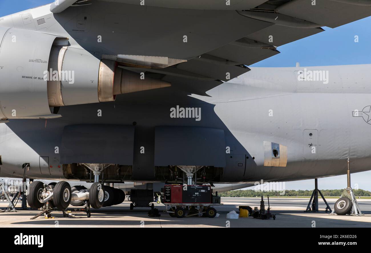 Un C-5M Super Galaxy si siede sui martinetti durante un riimballaggio del puntone principale del carrello di atterraggio numero tre presso la base dell'aeronautica militare di dover, Delaware, 6 ottobre 2022. I manutentori dell'impianto idraulico assegnati allo Squadrone di manutenzione dell'aeromobile 436th sono stati rimossi e sostituiti i sigilli interni come parte della procedura di reimballaggio. (STATI UNITI Air Force foto di Roland Balik) Foto Stock