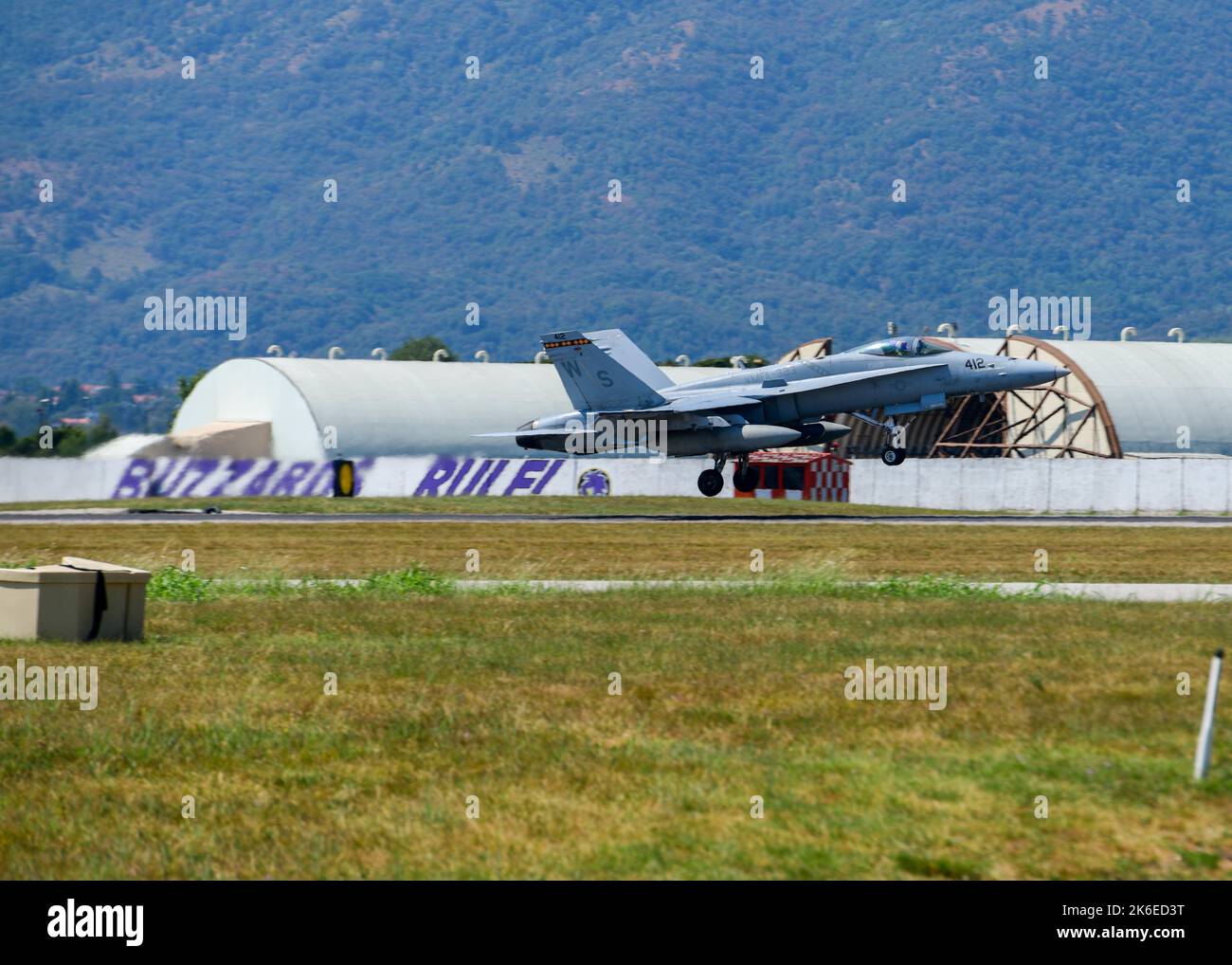 Un corpo marino degli Stati Uniti F/A-18 Hornet assegnato al Marine Fighter Attack Squadron 323 da Marine Corps Air Station Miramar, California, si prepara ad atterrare alla base aerea di Aviano, Italia, 5 agosto 2022. Durante i voli, hanno avuto l'opportunità di identificare punti di forza, punti deboli e capacità, oltre ad affinare le loro abilità e tattiche tra lo Squadrone dei combattenti 510th e lo Squadrone VMFA-323. (STATI UNITI Air Force foto di Senior Airman Brooke Moeder) Foto Stock