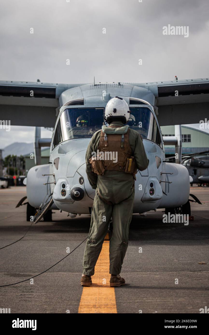 A U.S. Marine with Marine Medium Tiltrotor Squadron 265, Marine Aircraft Group 36, 1st Marine Aircraft Wing prepara MV-22 Ospreys per il decollo a Camp Okadama, Hokkaido, Giappone, 5 ottobre 2022. Resolute Dragon 22 è un esercizio bilaterale annuale progettato per rafforzare le capacità difensive dell'Alleanza USA-Giappone esercitando comandi e controlli integrati, bersagliando, unendo armi e manovre in più domini. (STATI UNITI Corpo marino foto di PFC. Justin J. Marty) Foto Stock