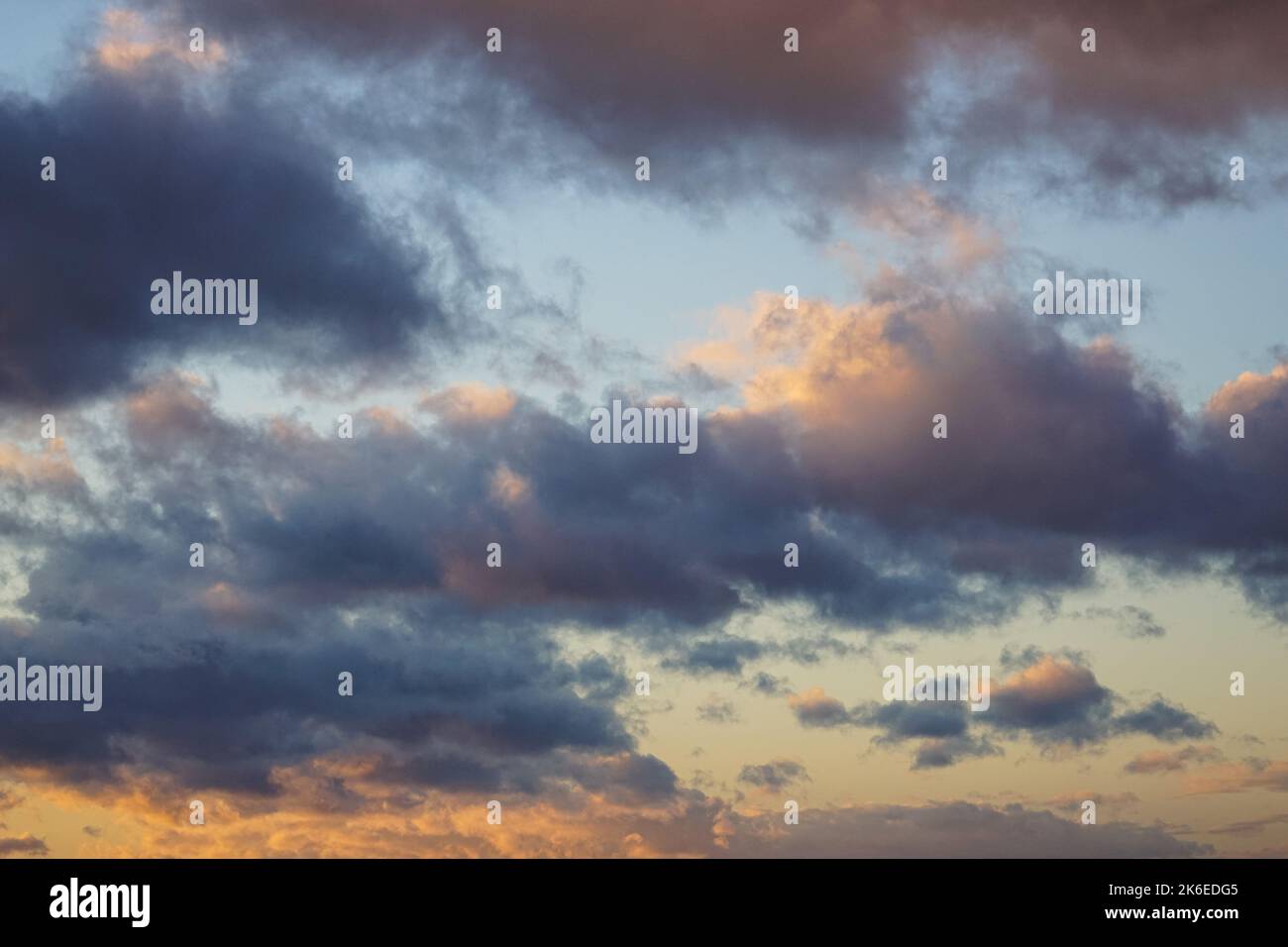 Nuvole scure sul cielo limpido del tramonto Foto Stock