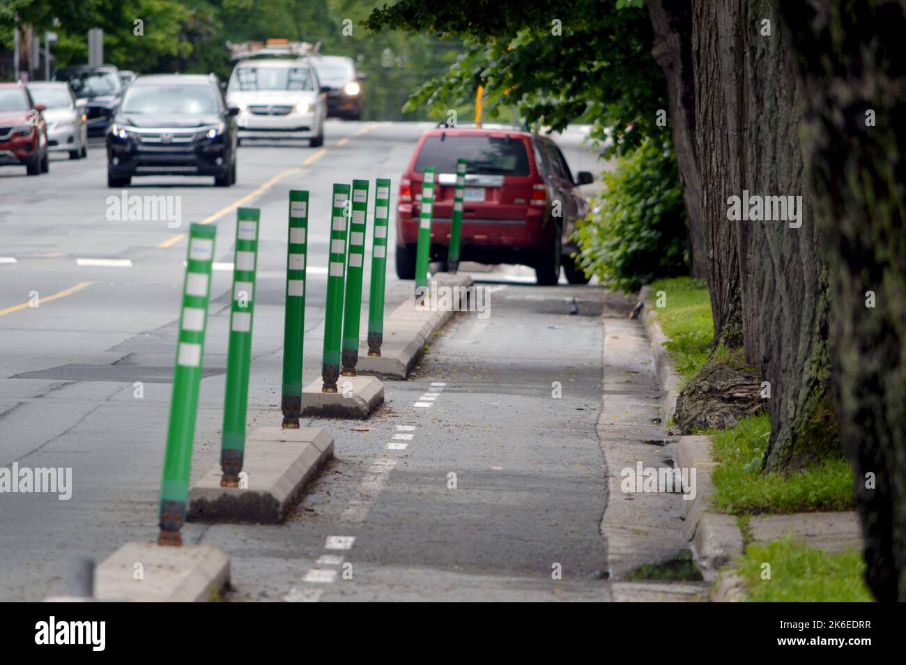 Auto parcheggiata nella pista ciclabile di South Park Street a Halifax, Nuova Scozia, Canada (2022) Foto Stock