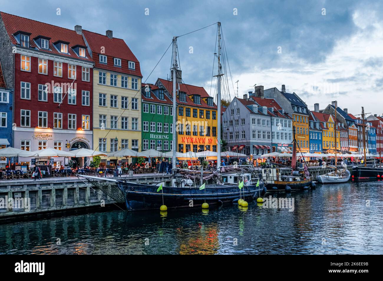 Case colorate lungo Nyhavn canal a Copenhagen, Danimarca Foto Stock