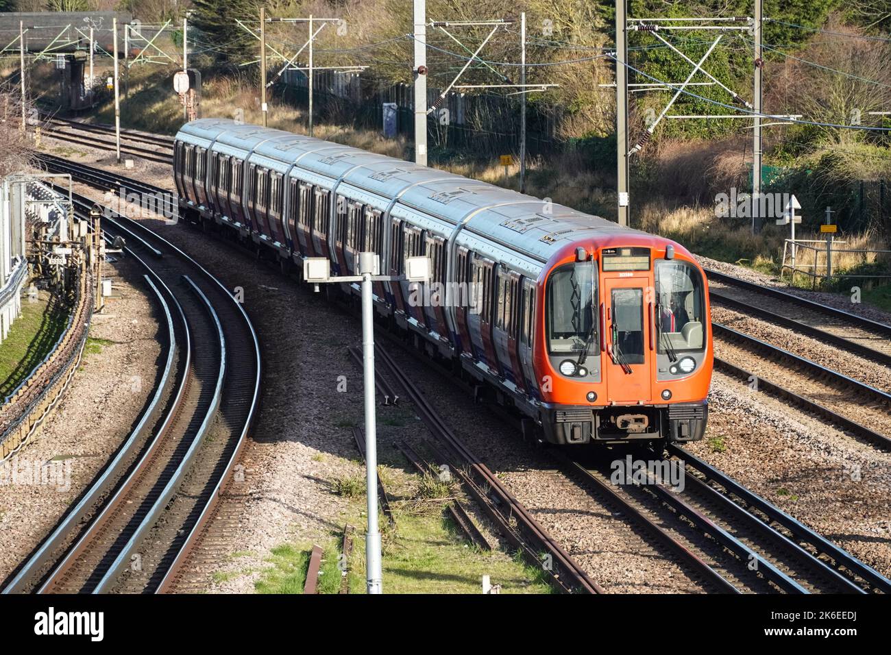 Treno della metropolitana di Londra District, Londra Inghilterra Regno Unito Regno Unito Foto Stock