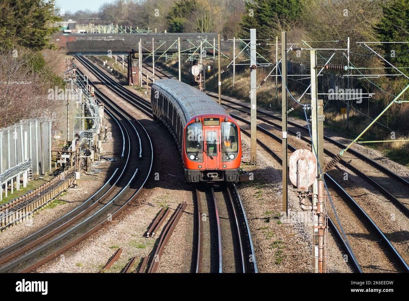 Treno della metropolitana di Londra District, Londra Inghilterra Regno Unito Regno Unito Foto Stock