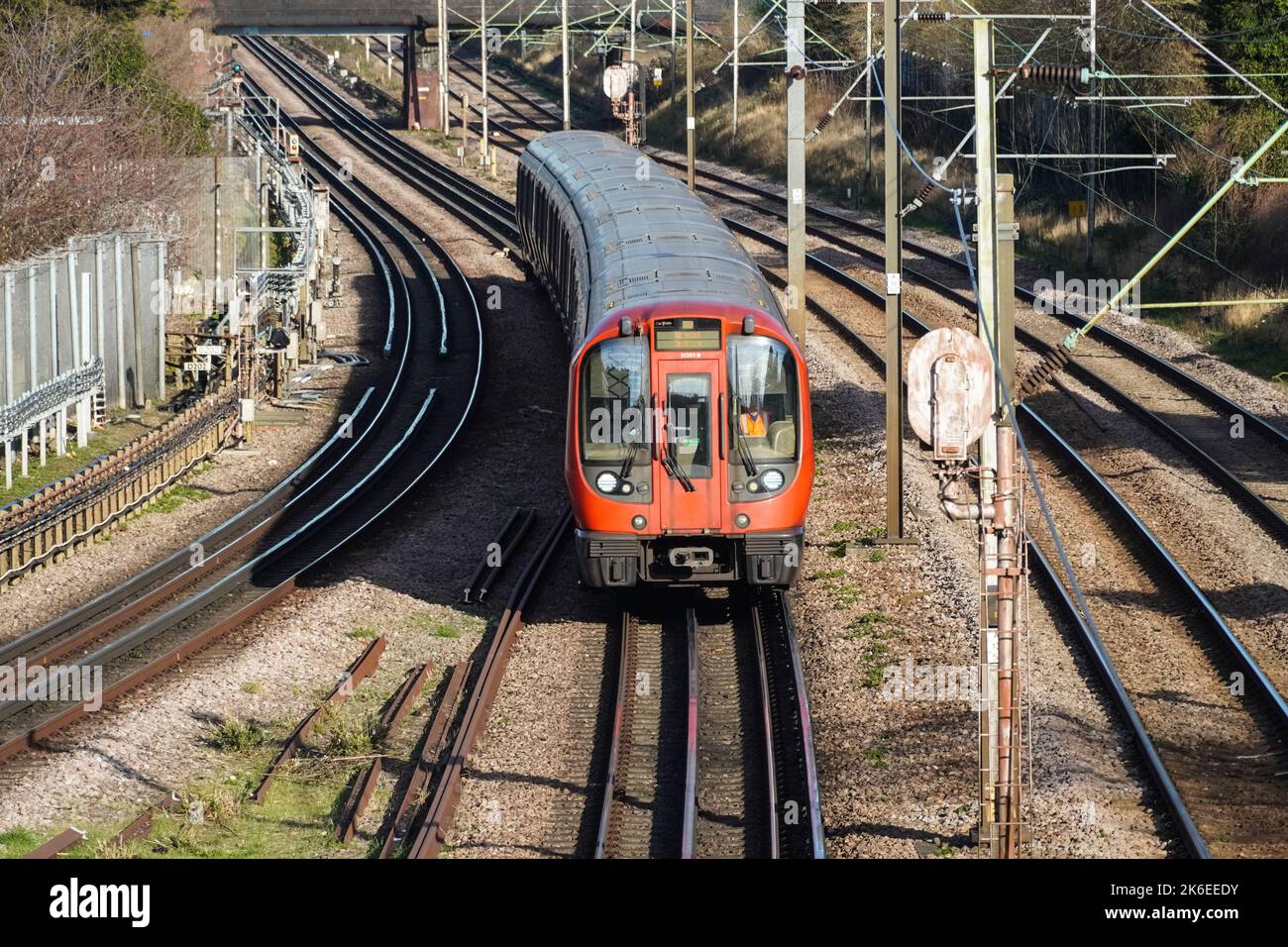 Treno della metropolitana di Londra District, Londra Inghilterra Regno Unito Regno Unito Foto Stock