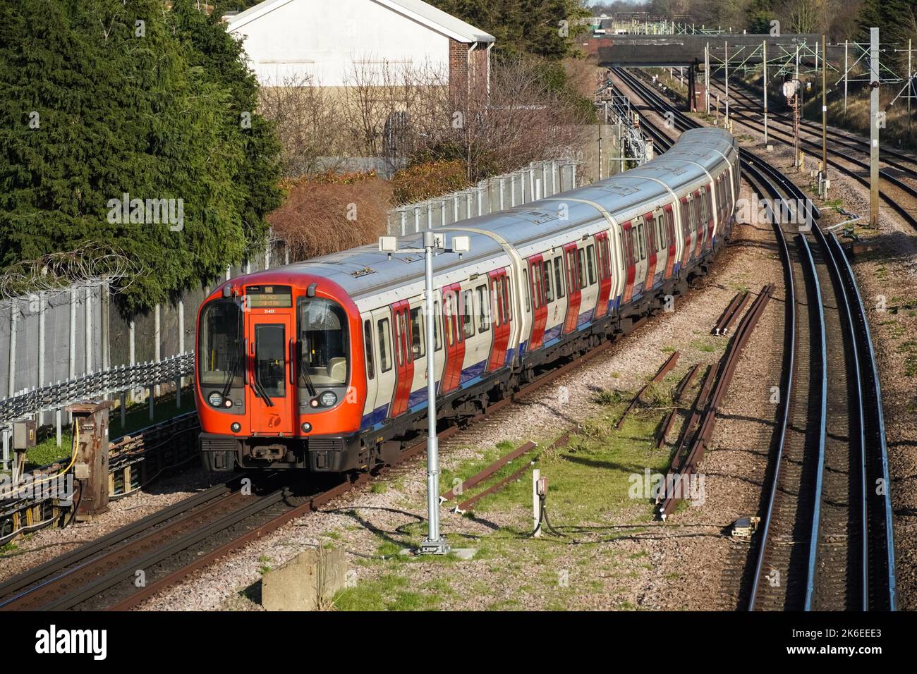 Treno della metropolitana di Londra District, Londra Inghilterra Regno Unito Regno Unito Foto Stock