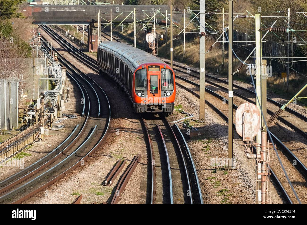 Treno della metropolitana di Londra District, Londra Inghilterra Regno Unito Regno Unito Foto Stock